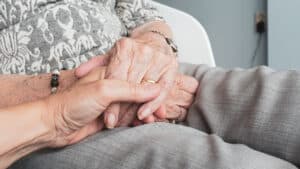 Les avantages de passer par une agence spécialisée d'aide à domicile